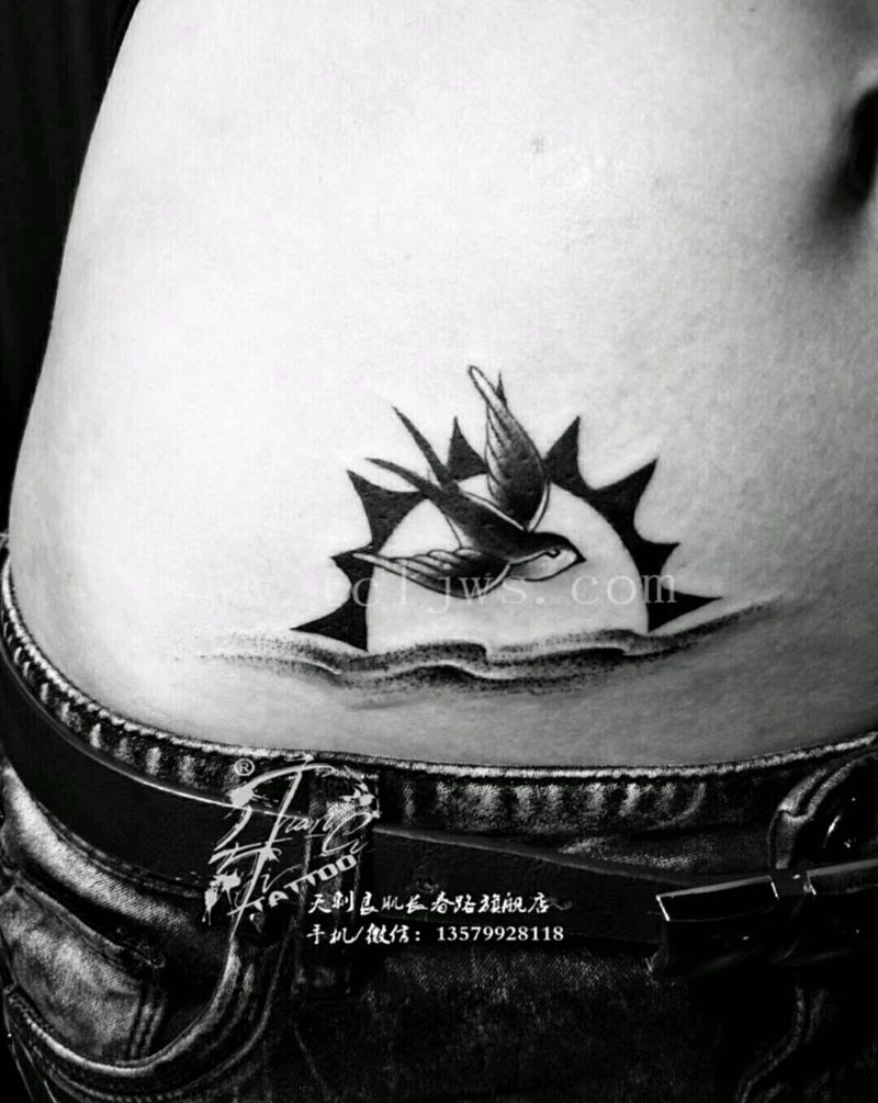 小燕子飞纹身图片_胸部腹部清新动物成品纹身图案