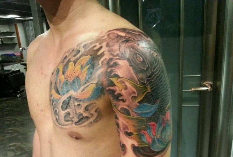 半胛纹身图片_胸部传统动物成品纹身图案