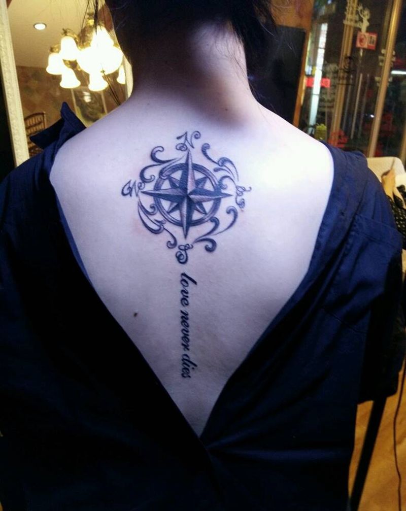 美女后背纹身图片