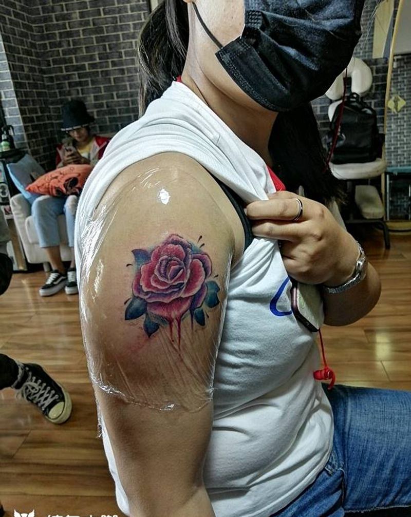 哭泣的玫瑰纹身图片_臀部纹身图案