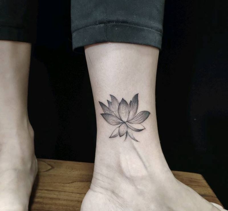 莲花纹身图片_腿部莲花纹身图案
