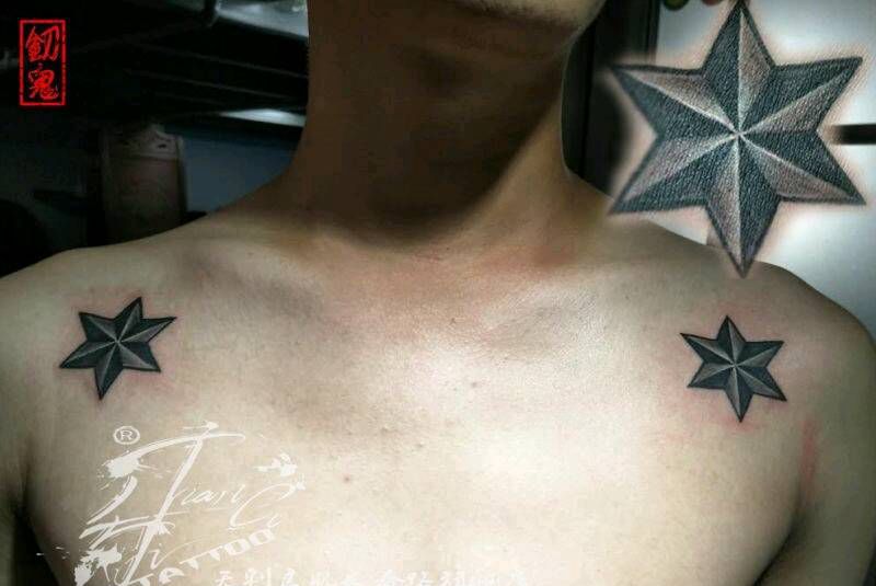 一对肩纹身图片_肩部胸部成品纹身图案