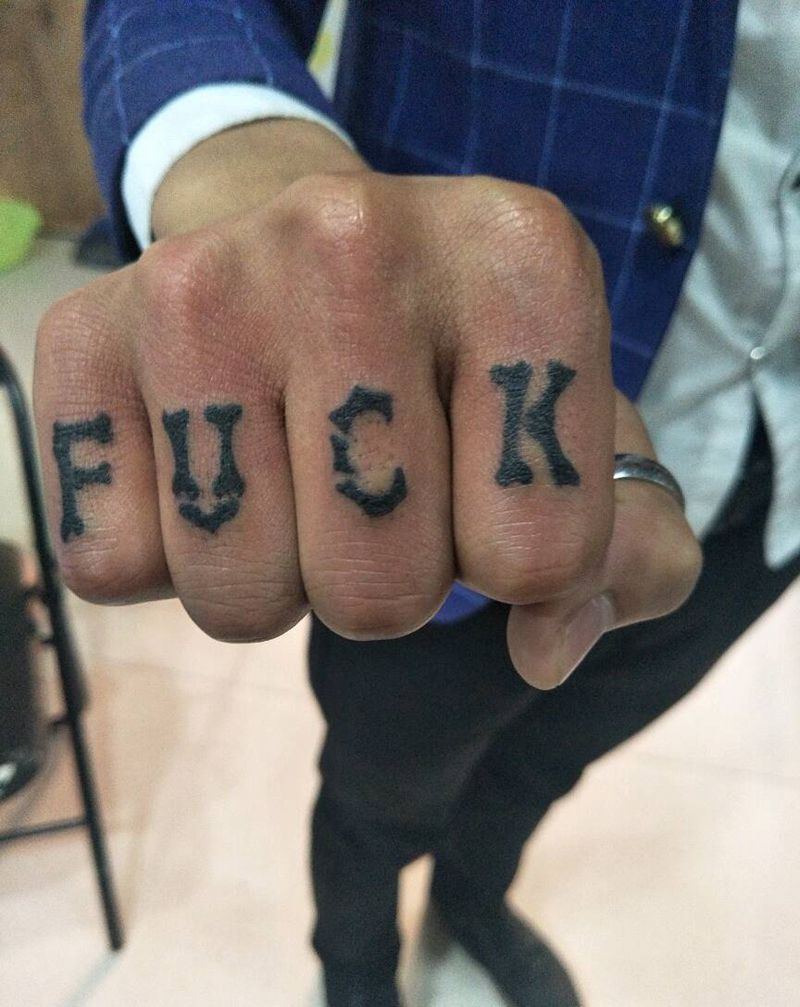 字母手指纹身图片