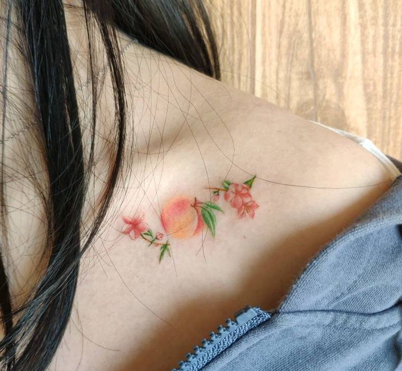 小桃子纹身图片_肩部胸部纹身图案