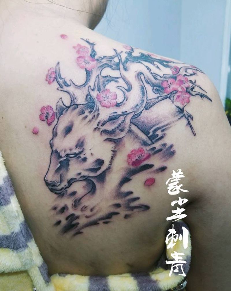 梅与花鹿纹身图片_肩部背部传统国画动物成品纹身图案