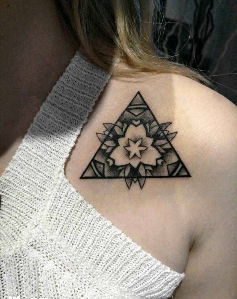 点刺肩花纹身图片