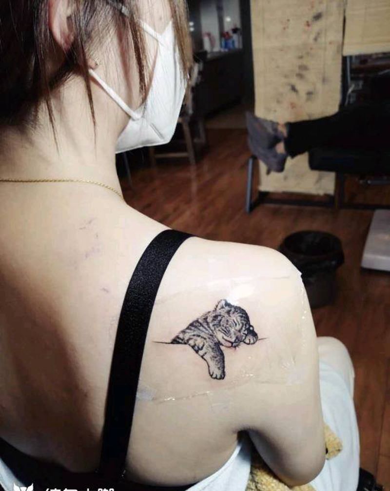 生命之初性相近纹身图片_肩部纹身图案