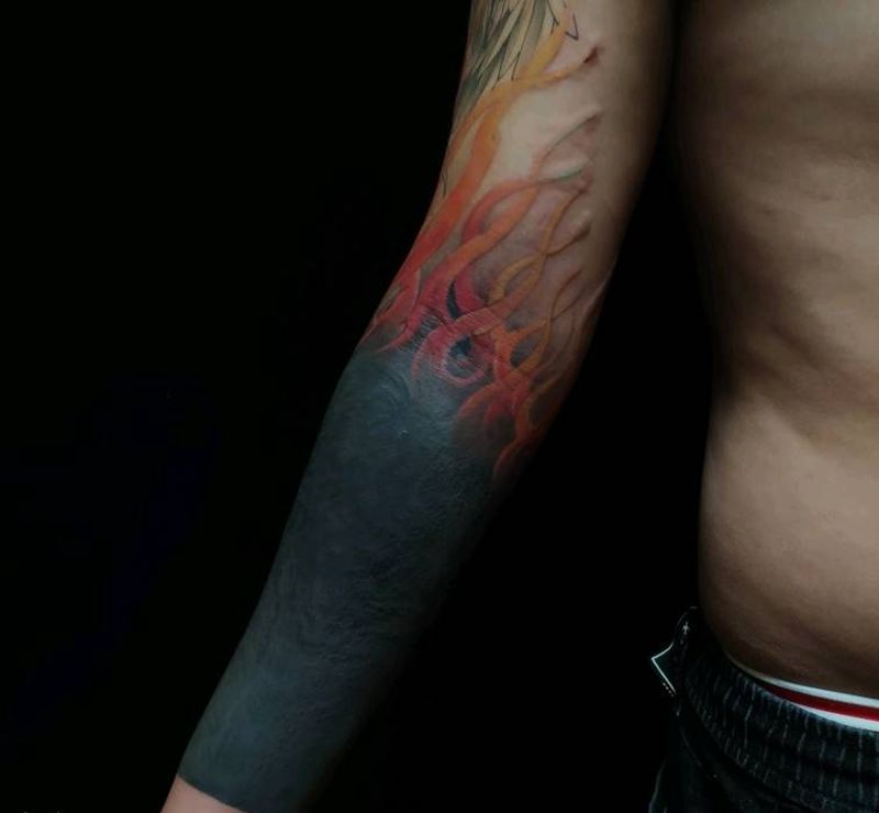 黑臂浴火重生凤凰纹身图片_手臂新传统黑臂纹身图案