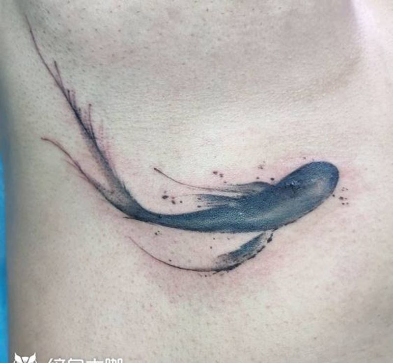 水墨鱼纹身图片_胸部水墨纹身图案