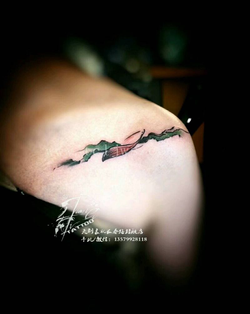 水墨花瓣纹身图片_胸部国画植物成品纹身图案