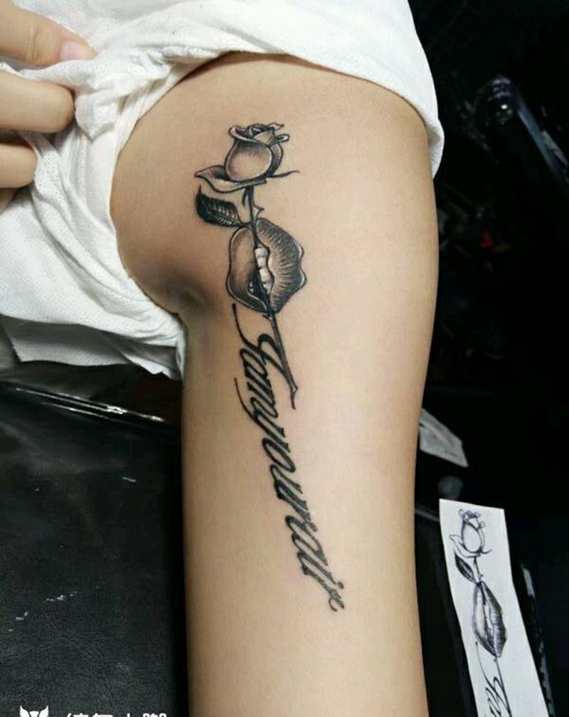 英文玫瑰嘴唇纹身图片_臀部欧美写实纹身图案