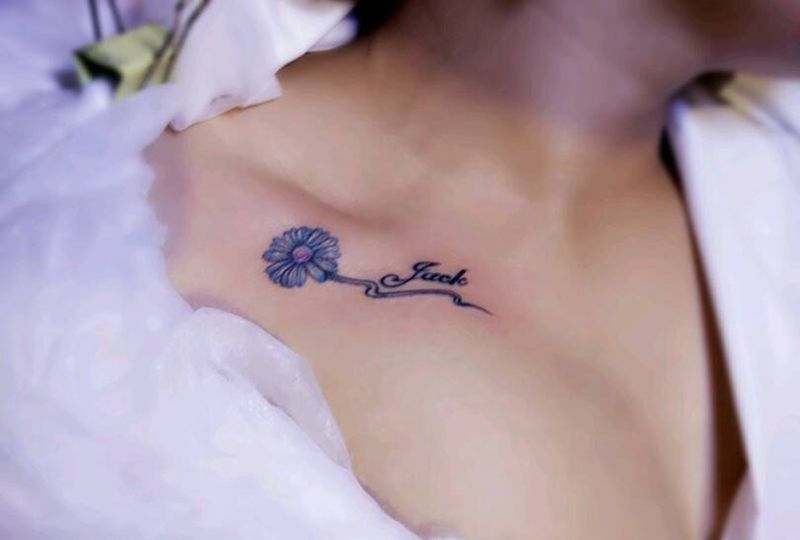 锁骨小花纹身图片