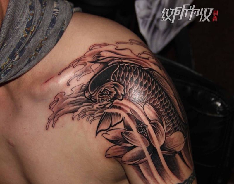 肩部鲤鱼纹身图片