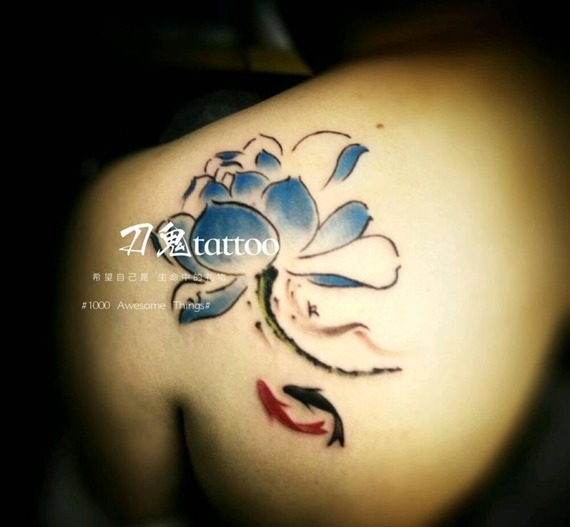 水墨荷花纹身图片_背部传统清新国画植物成品纹身图案