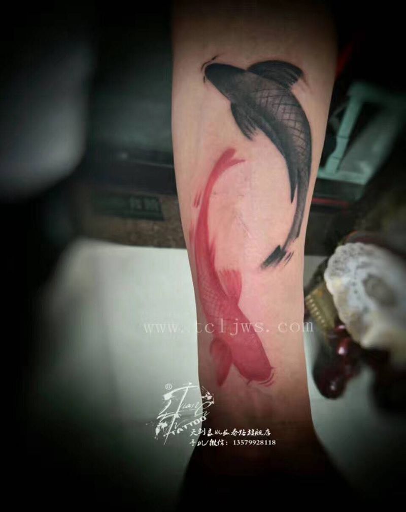 水墨鱼纹身图片_成品手臂传统国画动物纹身图案