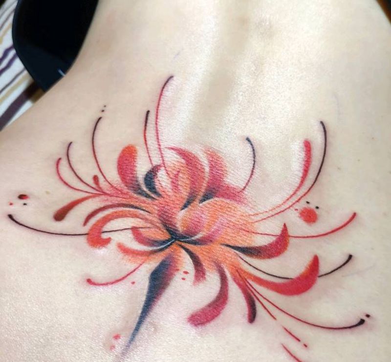 彼岸花纹身图片_腰部水墨纹身图案