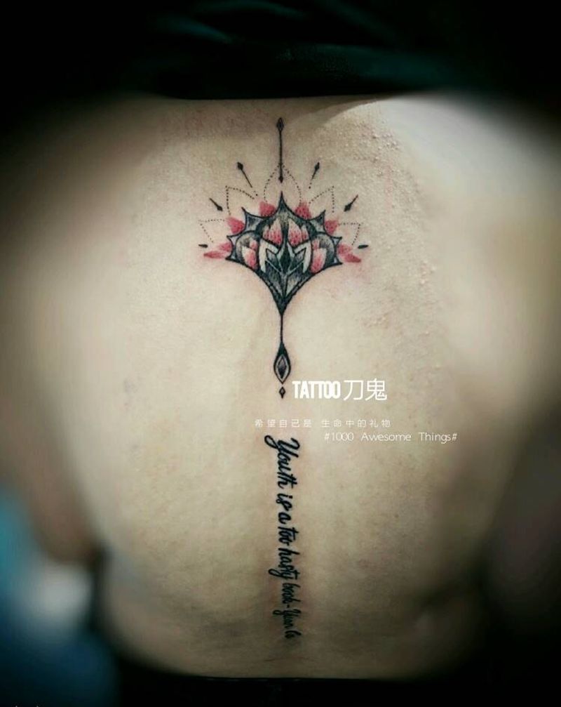 曼陀罗花字母纹身图片