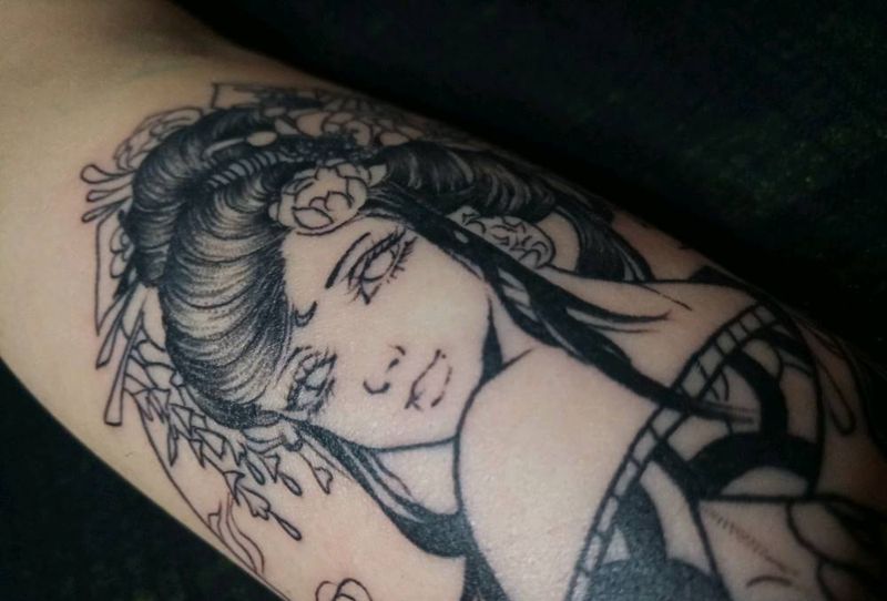 女孩 未完成纹身图片