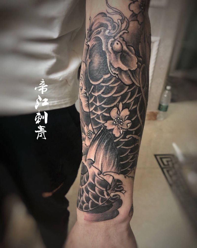 传统鱼加荷花纹身图片