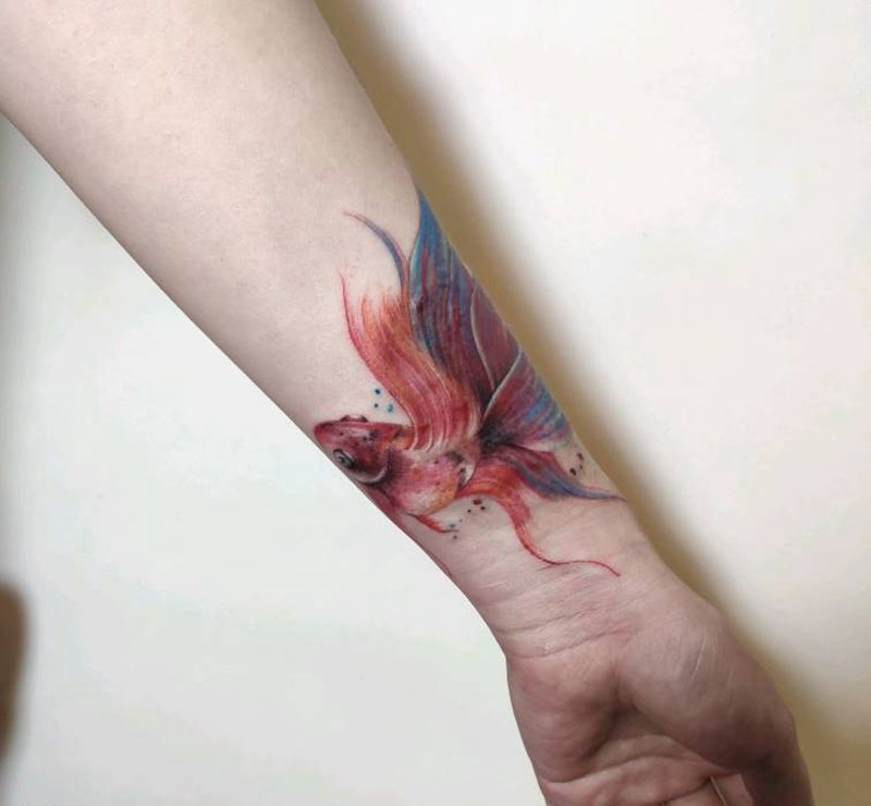 金鱼纹身图片_手臂水墨水彩金鱼纹身图案