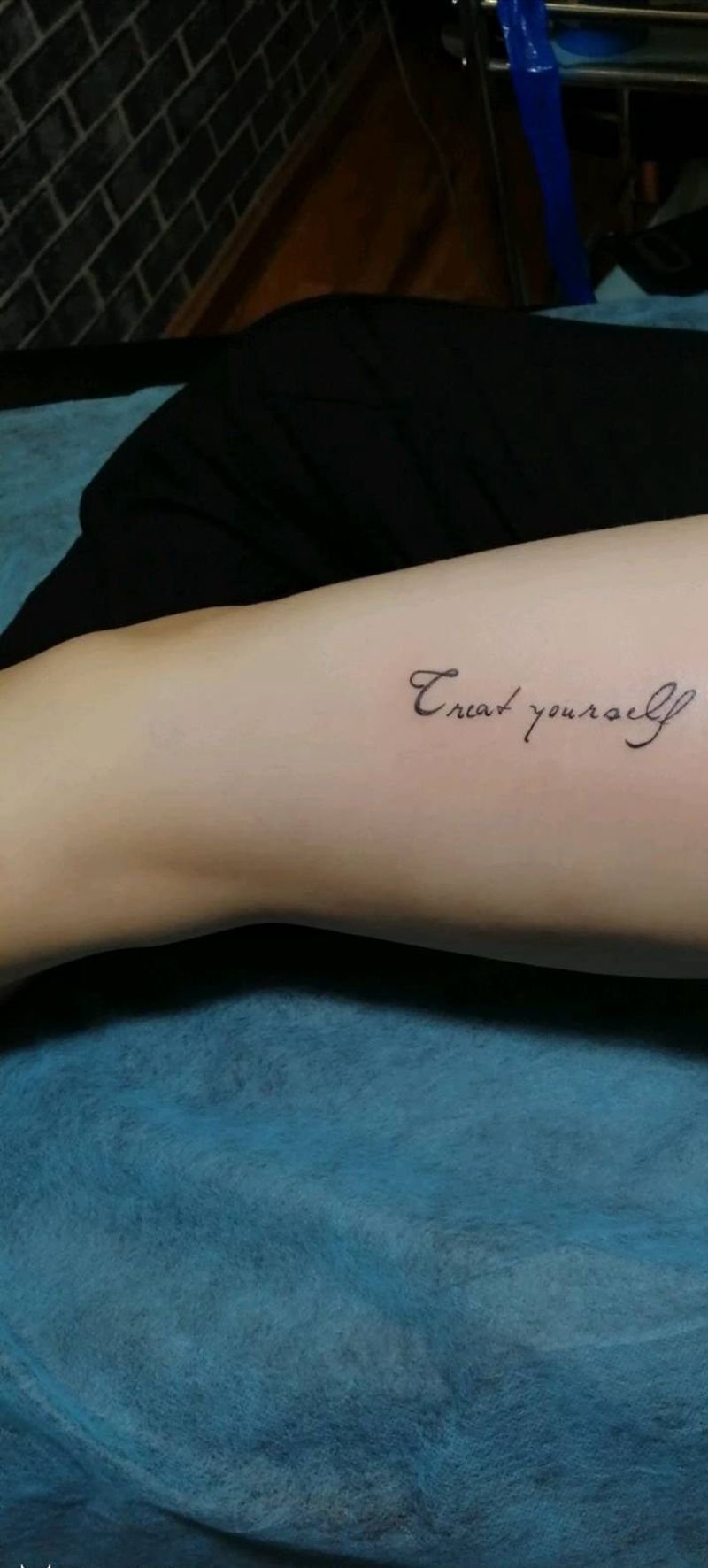 字母纹身图片_腿部纹身图案