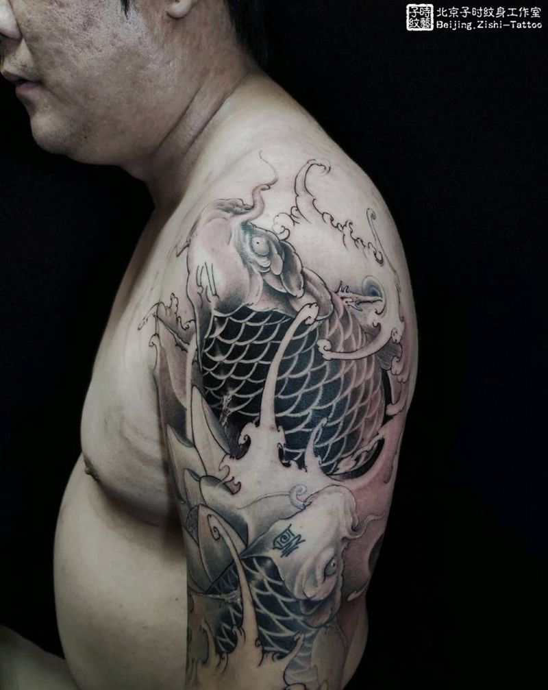 锦鲤纹身图片_手臂新传统鱼纹身图案
