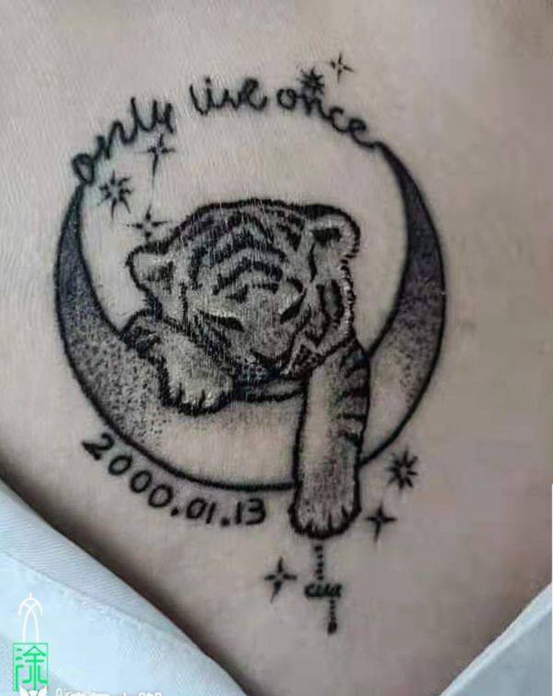 初心不改 日月可鉴纹身图片_胸部纹身图案