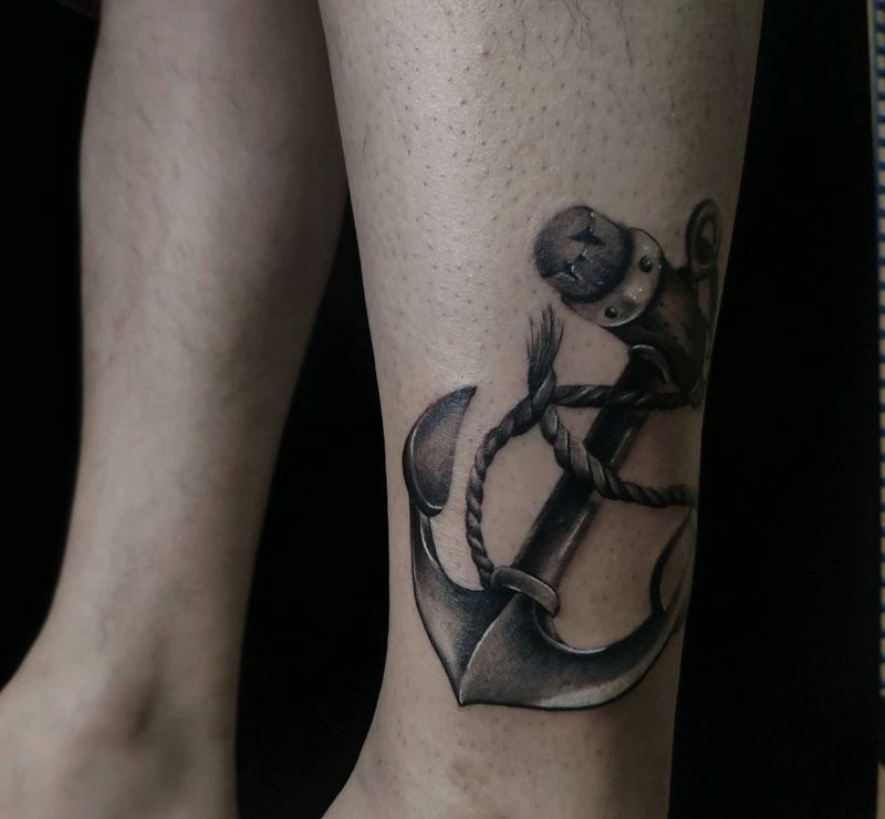 船锚纹身图片_腿部欧美写实船锚纹身图案