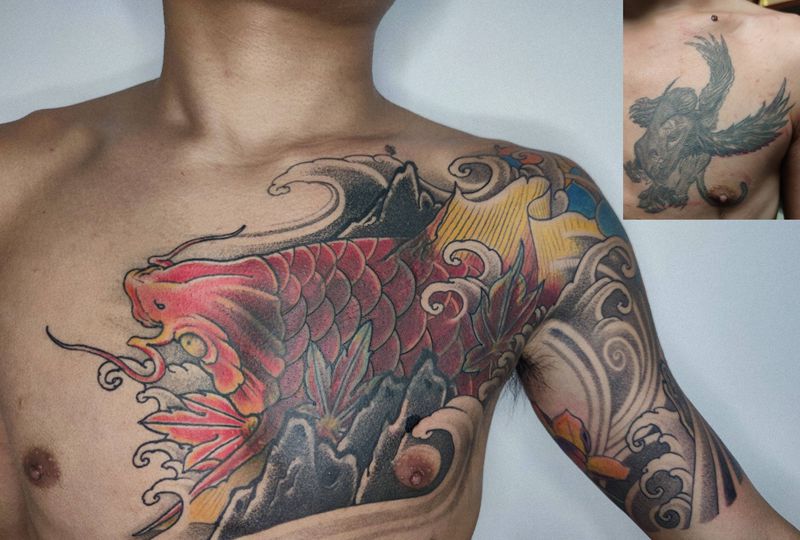 锦鲤遮盖纹身图片_胸部新传统纹身图案