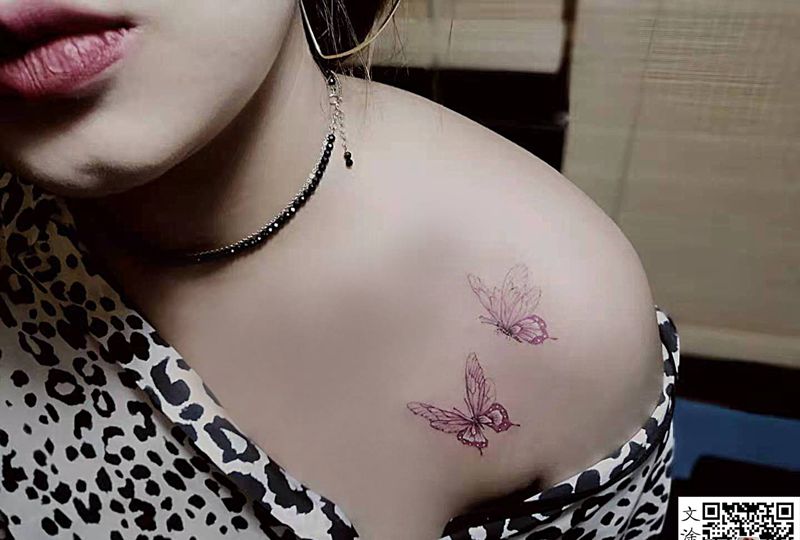 蝴蝶纹身图片_胸部纹身图案