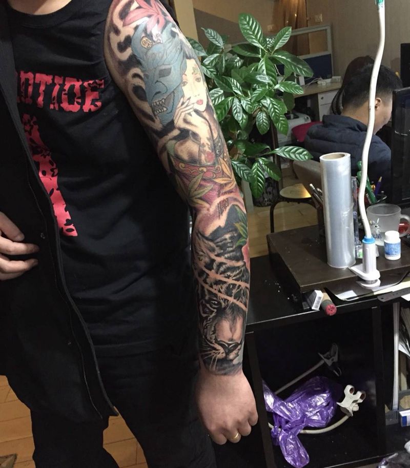 老虎牡丹纹身图片_手臂传统动物植物纹身图案