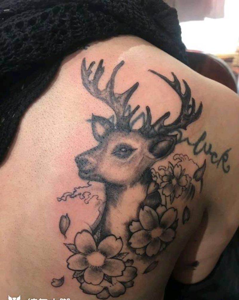 鹿纹身图片_背部纹身图案