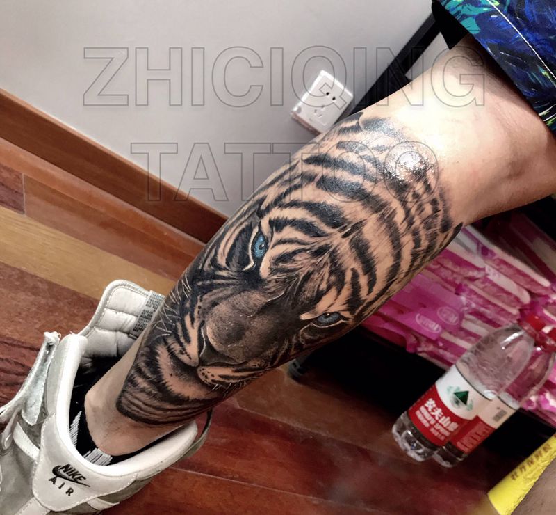 写实老虎遮盖纹身图片_腿部欧美写实纹身图案