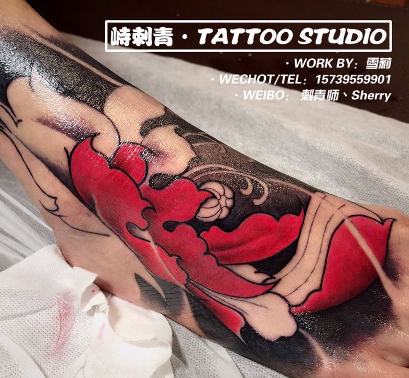 传统脚背牡丹纹身图片_脚部新传统纹身图案
