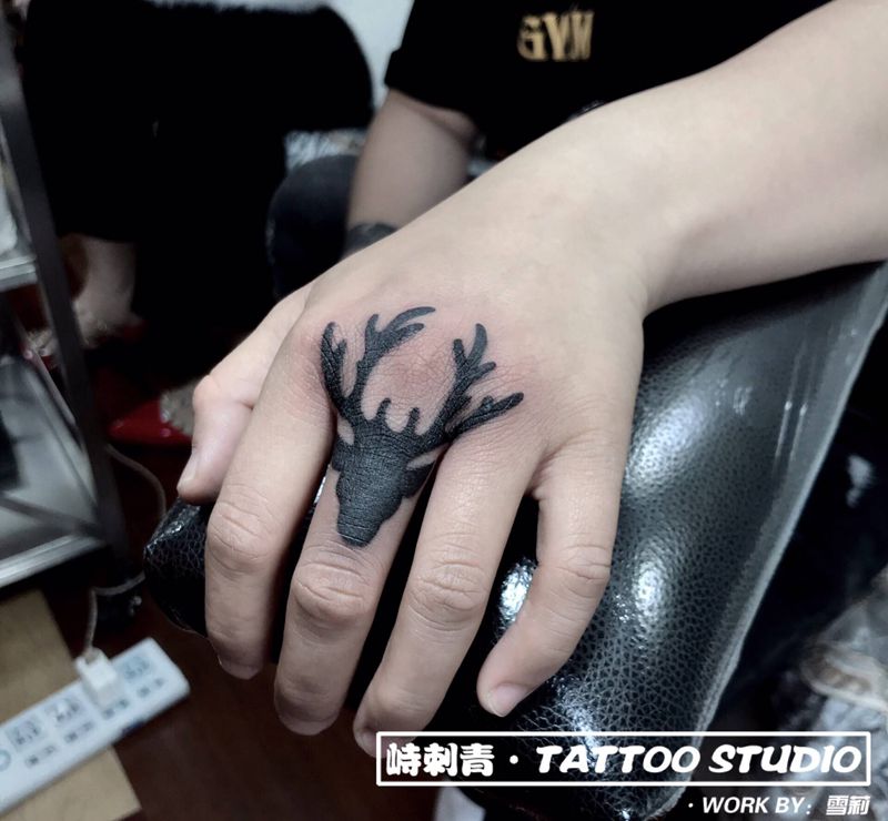 要求微微修改的手指鹿纹身图片_手部纹身图案