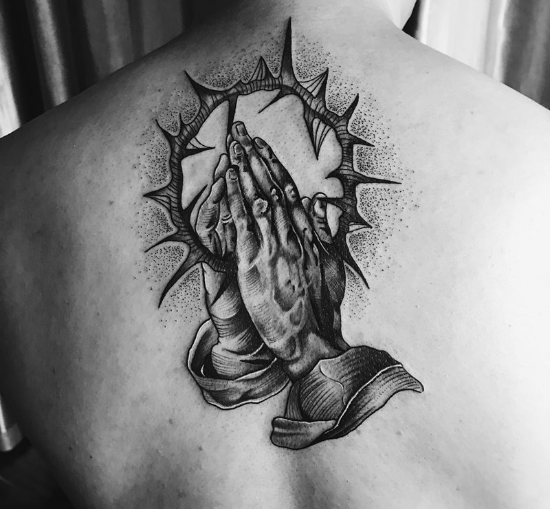 祈祷手纹身图片_背部Old School点刺纹身图案