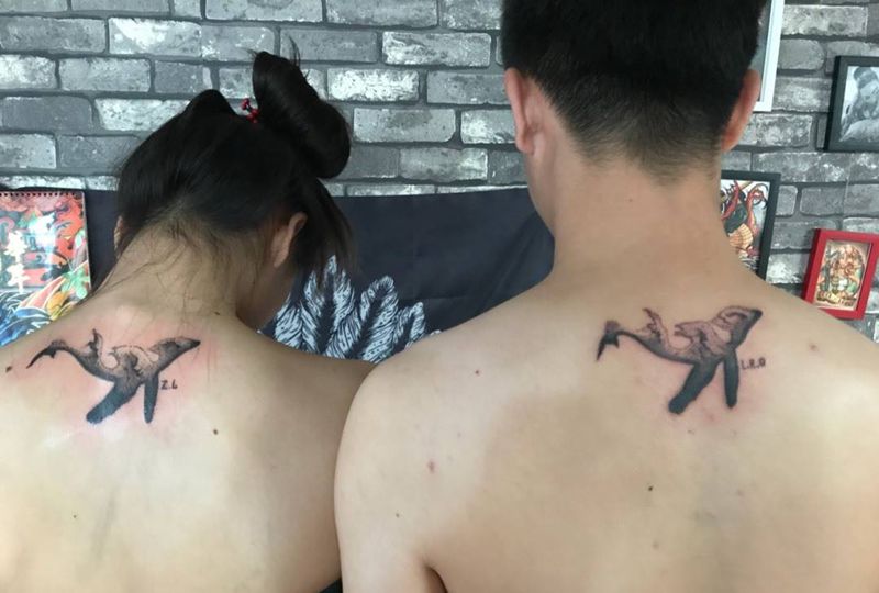 情侣点刺鲸鱼纹身图片