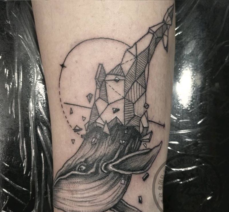 鲸鱼纹身图片_几何遮盖几何手腕纹身图案