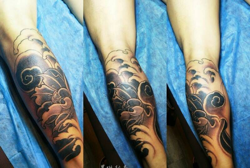 手绘荷花水浪纹身图片