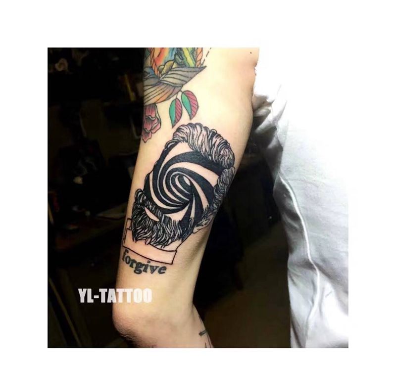 脸.漩涡纹身图片_成品手臂欧美人物纹身图案