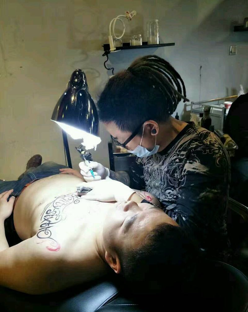 花胸字体纹身图片_胸部欧美字符原创培训天刺日常成品纹身图案