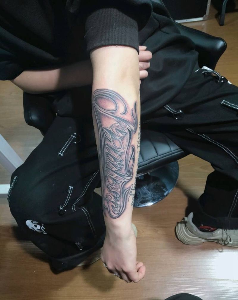 奇卡诺添加背景纹身图片_手臂花体字纹身图案