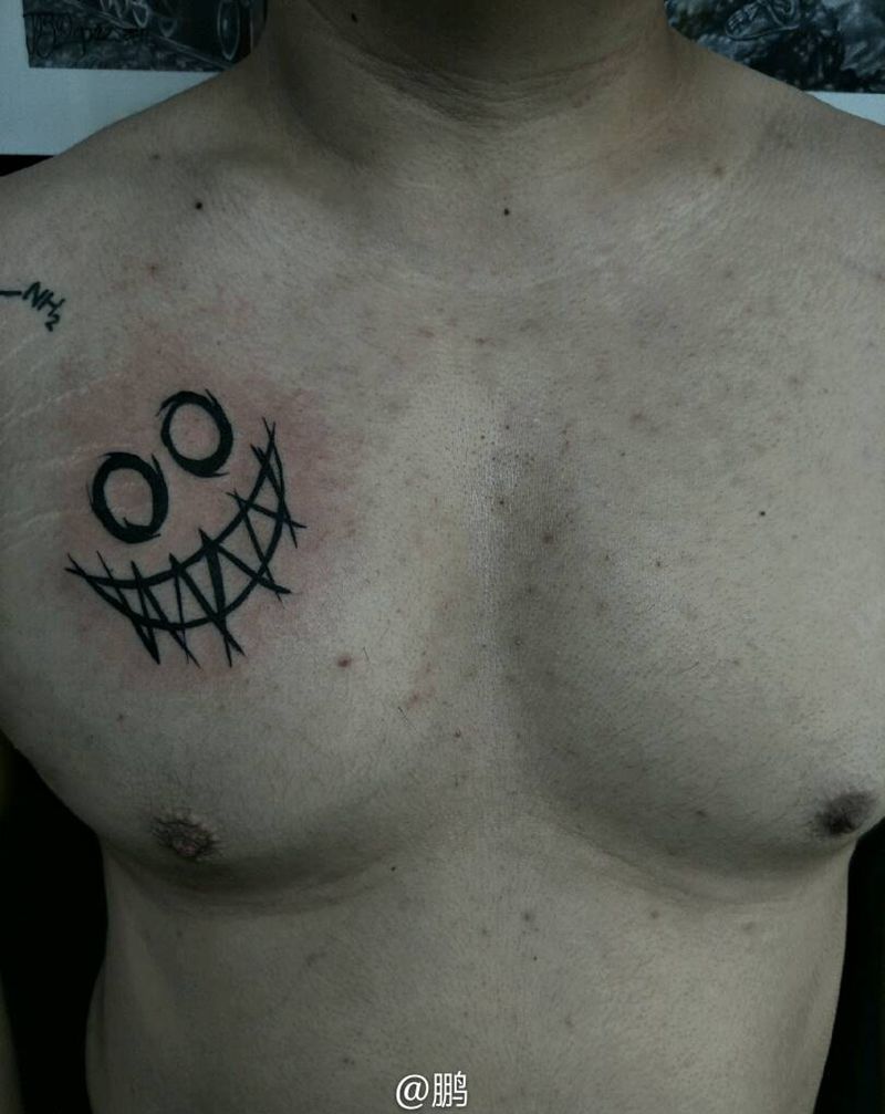 笑对人生纹身图片_胸部图腾纹身图案