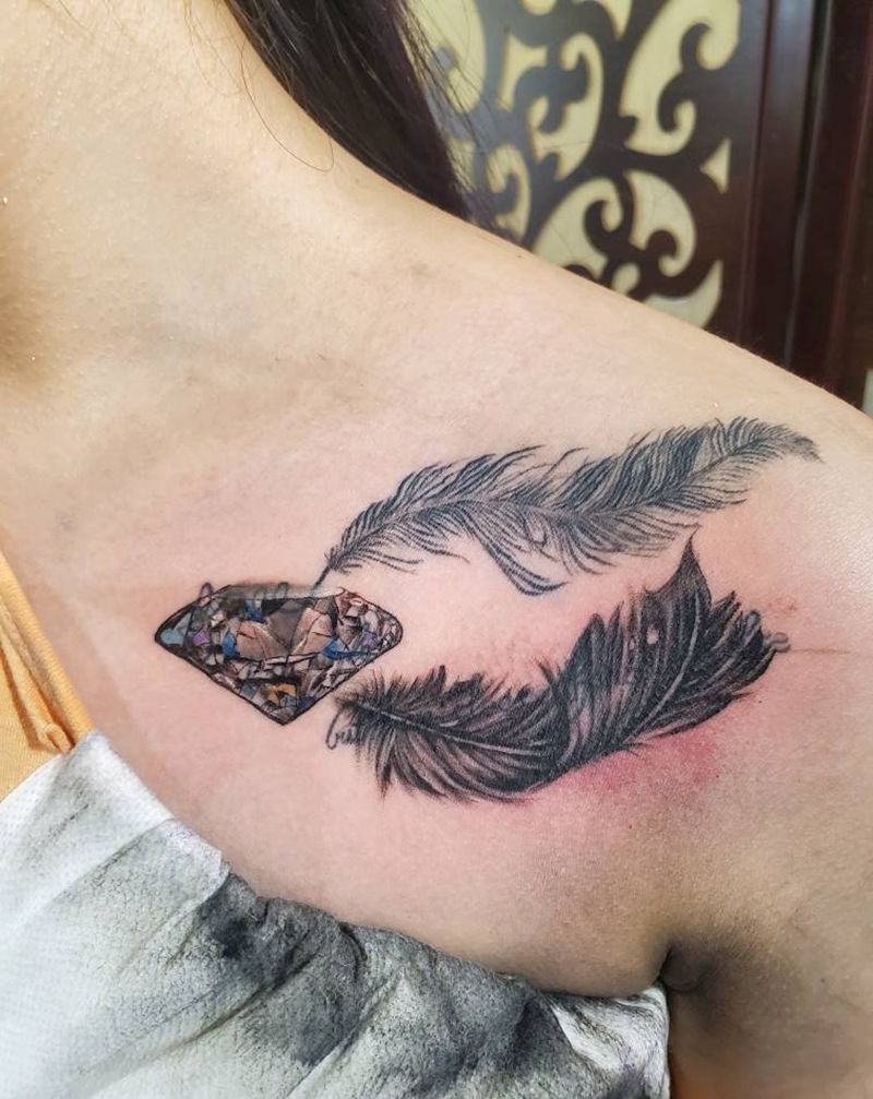 羽毛钻石纹身图片_肩部欧美写实纹身图案