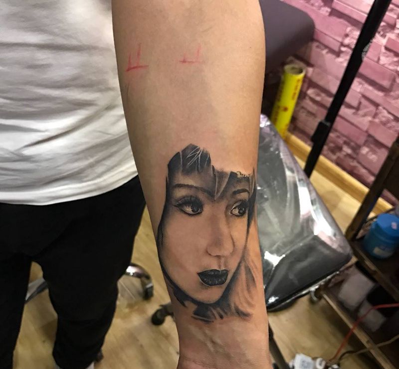 维吾尔族小姐姐纹身图片