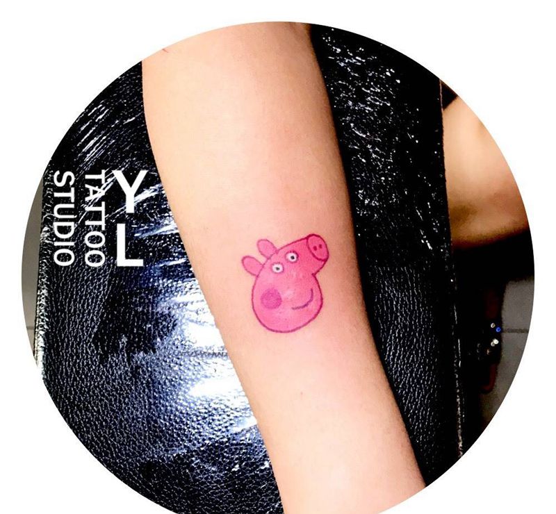 小猪佩奇纹身图片_手臂纹身图案