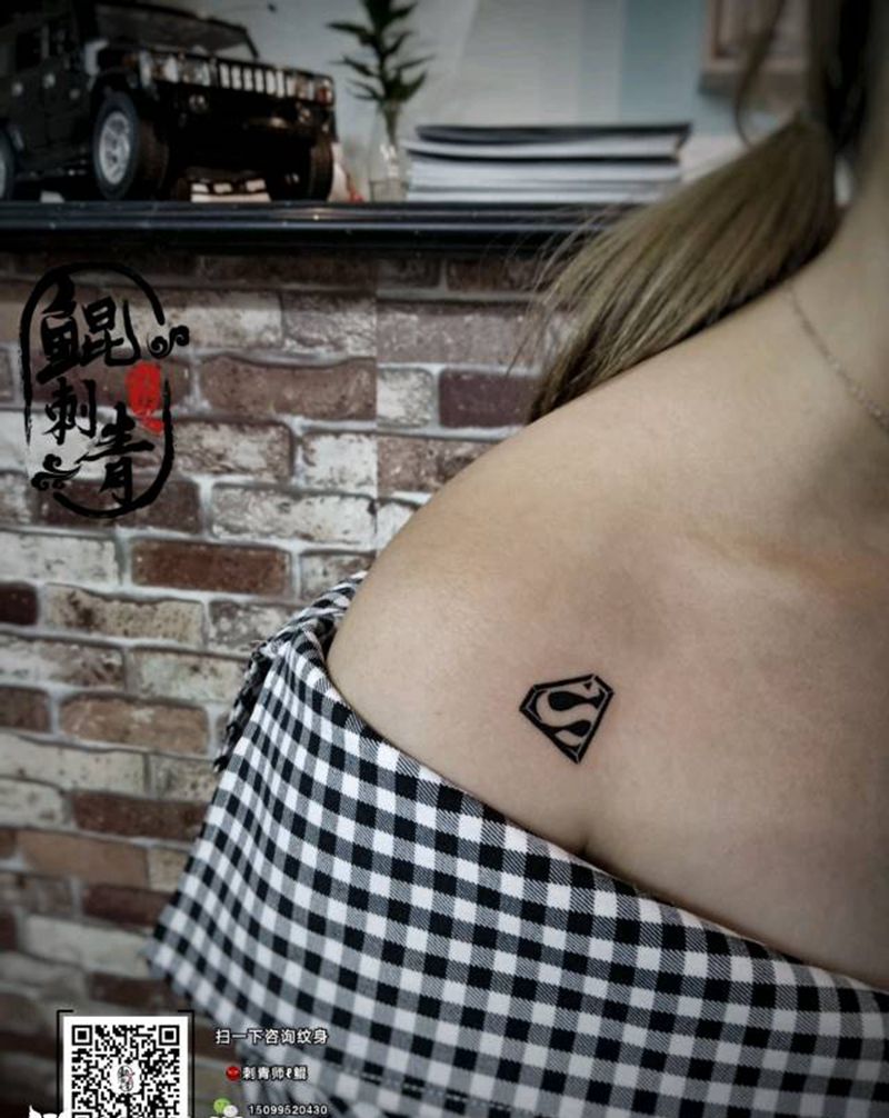 超人纹身图片_肩部图腾几何纹身图案