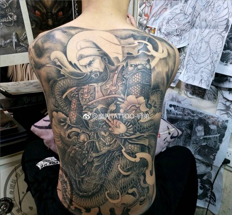 满背关羽纹身图片_背部新传统关羽关公烈火风纹身图案