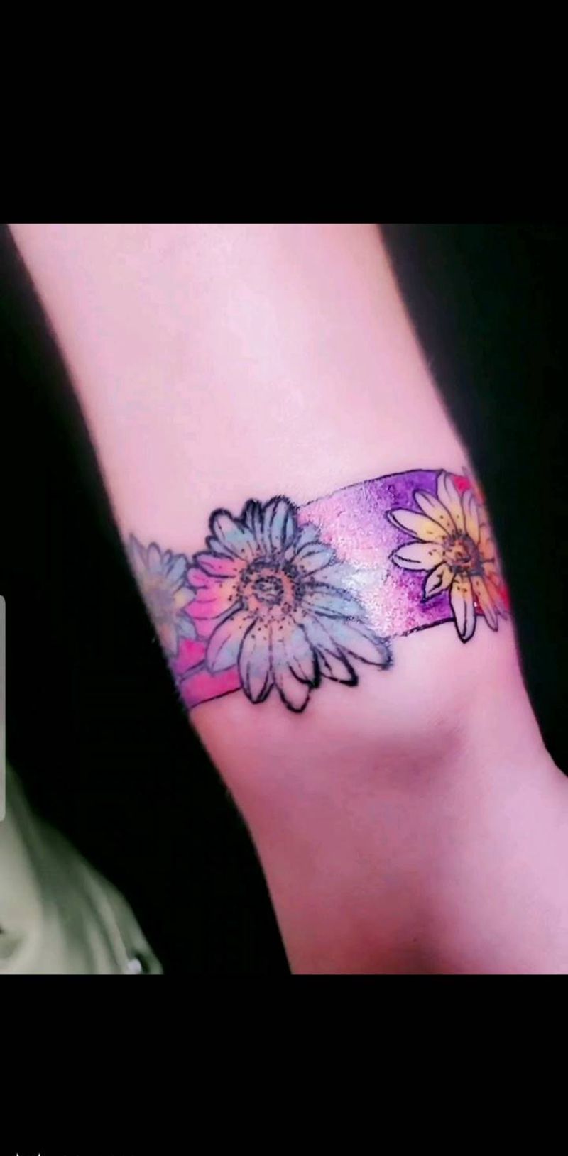 彩色手环纹身图片_手臂New School纹身图案