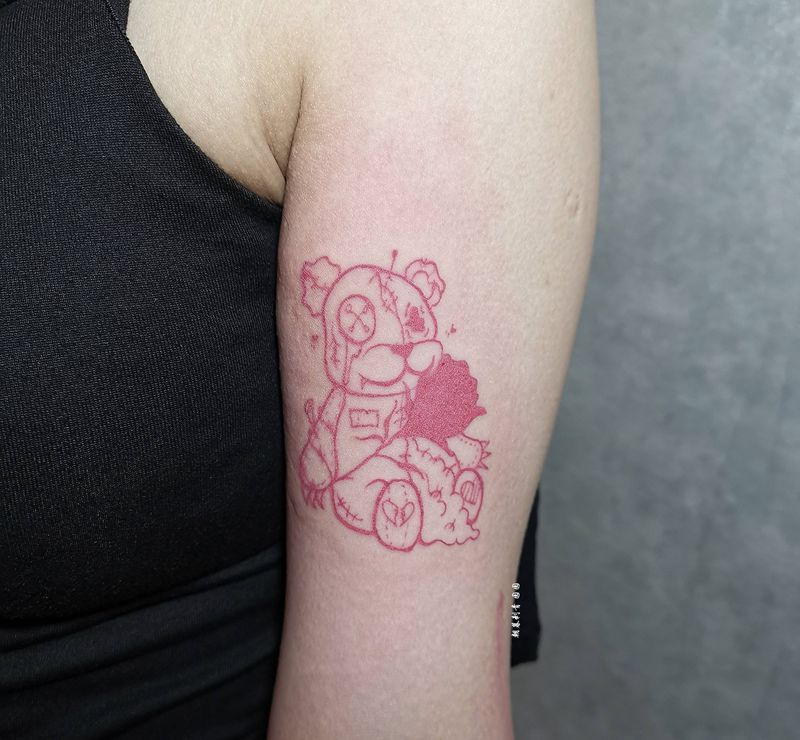 粉色小熊纹身图片_手臂New School熊玫瑰纹身图案